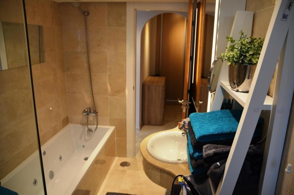OjénPenthouse Mit Privatem Jacuzzi In Marbella - La Mairenaアパートメント エクステリア 写真