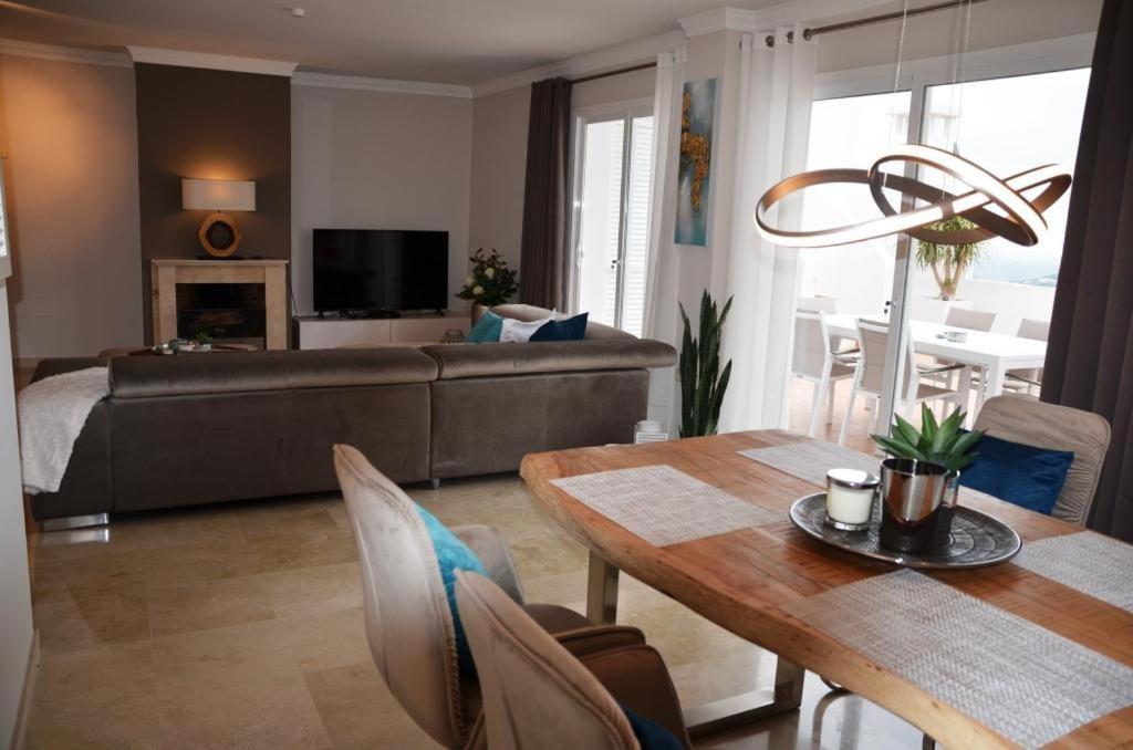 OjénPenthouse Mit Privatem Jacuzzi In Marbella - La Mairenaアパートメント エクステリア 写真