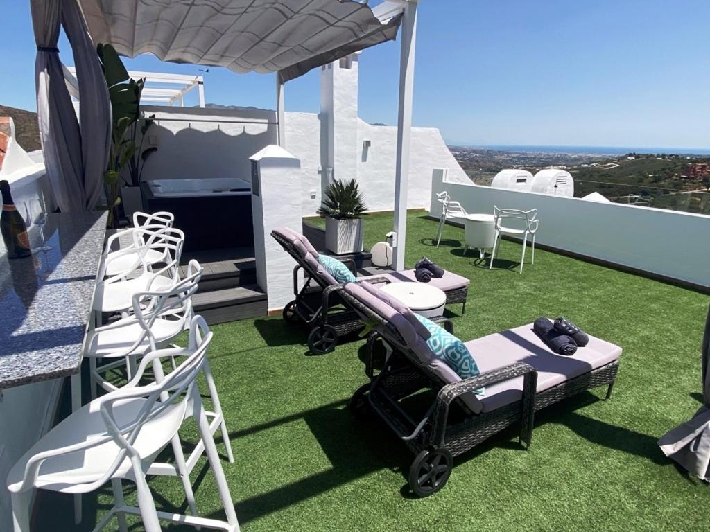 OjénPenthouse Mit Privatem Jacuzzi In Marbella - La Mairenaアパートメント エクステリア 写真