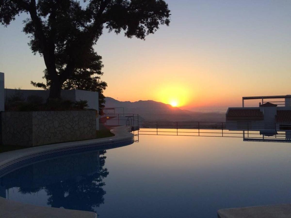 OjénPenthouse Mit Privatem Jacuzzi In Marbella - La Mairenaアパートメント エクステリア 写真