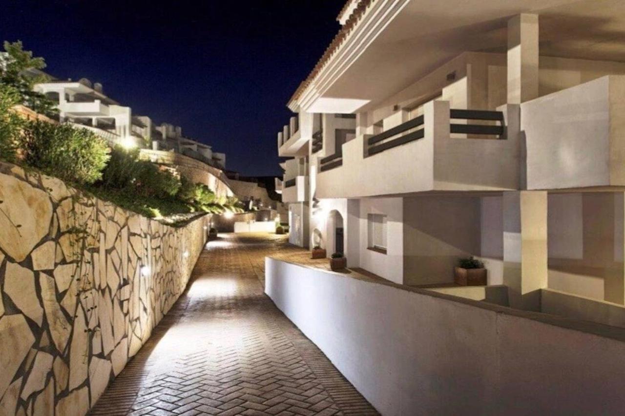 OjénPenthouse Mit Privatem Jacuzzi In Marbella - La Mairenaアパートメント エクステリア 写真