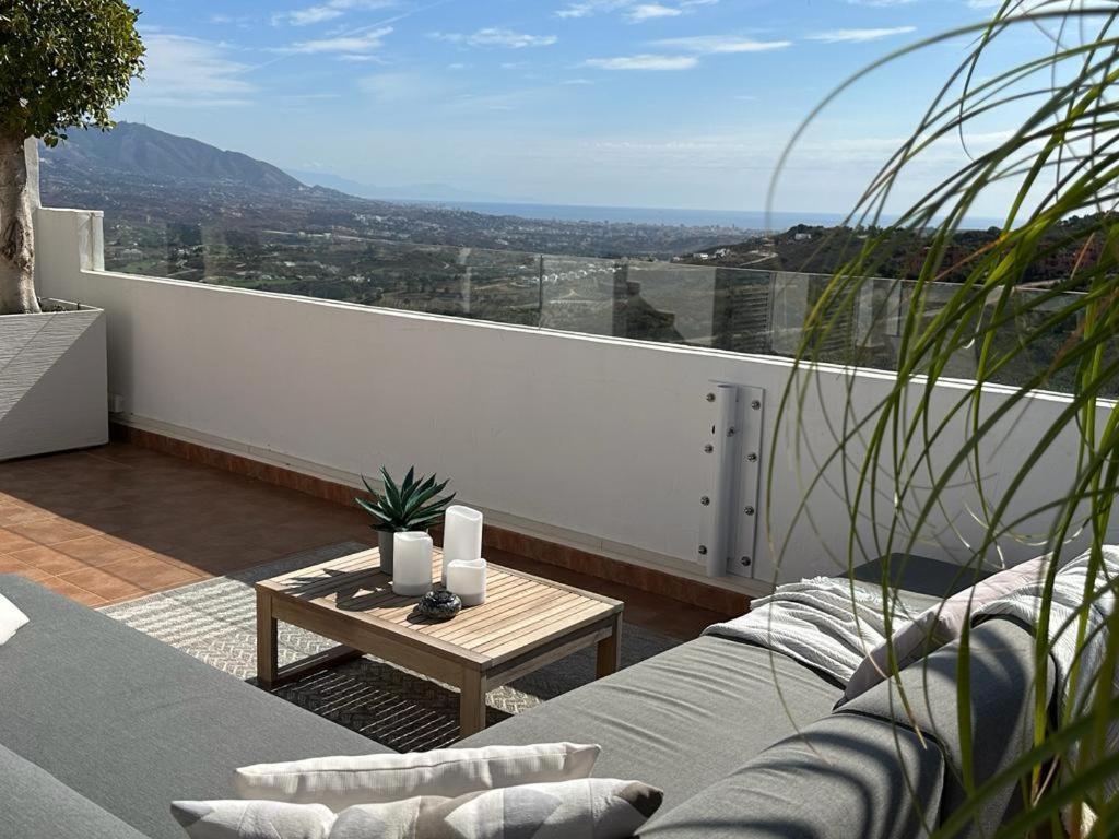 OjénPenthouse Mit Privatem Jacuzzi In Marbella - La Mairenaアパートメント エクステリア 写真
