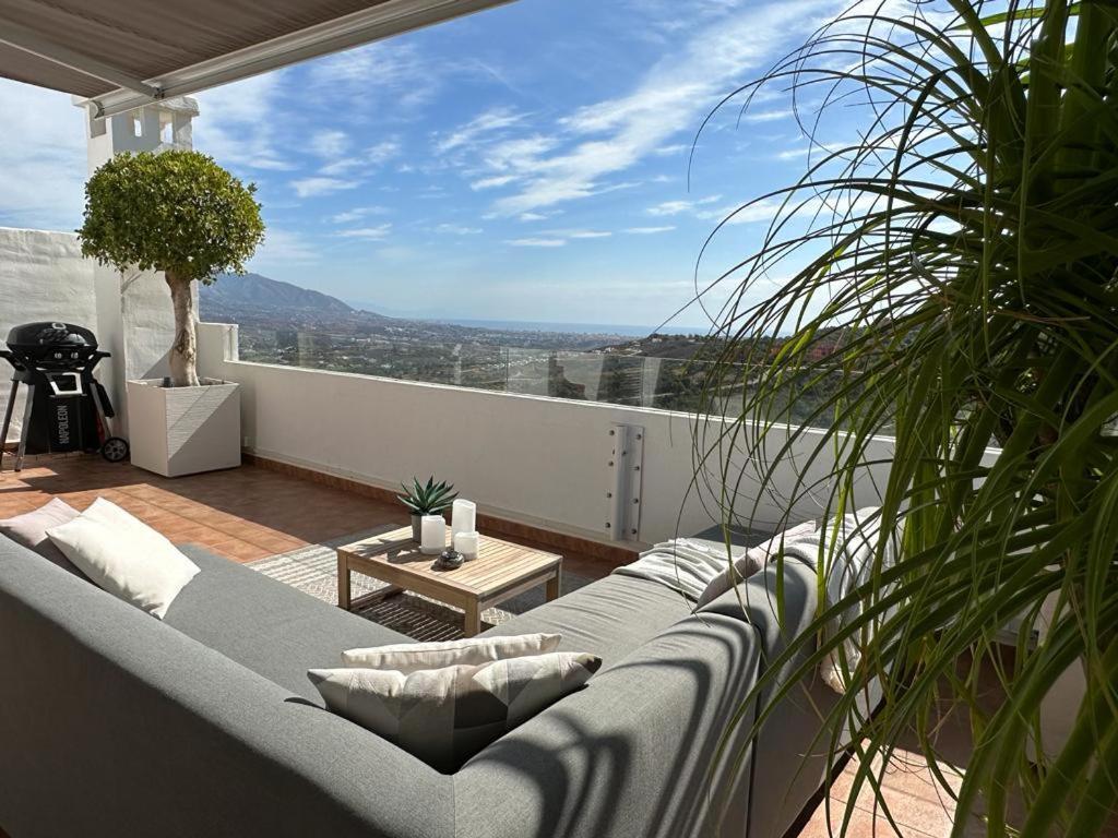 OjénPenthouse Mit Privatem Jacuzzi In Marbella - La Mairenaアパートメント エクステリア 写真